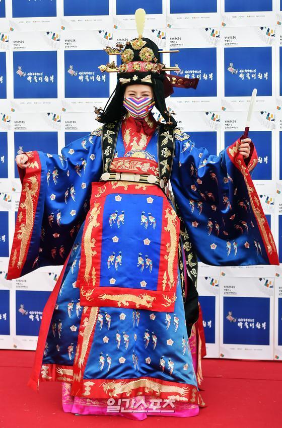 Oh Ha-young of Apink attended the opening ceremony of Park Sul-nyeos Hanbok Going: Korean Wave Fashion Show that Impresses the World held at the Korea Hanbok Promotion Agency in Hamchang-eup, Sangju City, Daegu Gyeongbuk Institute of Science and Technology on the afternoon of the 17th.Photo: Park Sul-nyeo Hanbok is offered