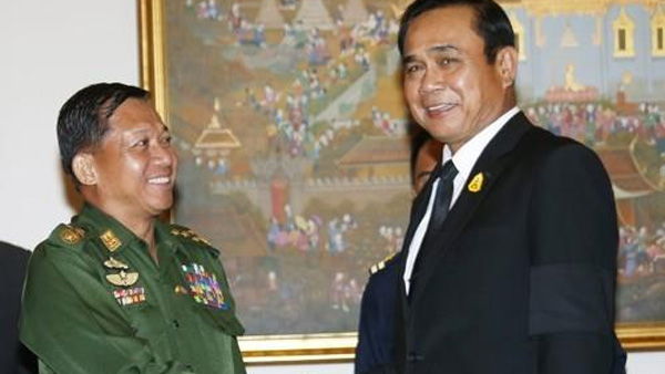 민 아웅 흘라잉 미얀마군 최고사령관(왼쪽) [사진 제공: 연합뉴스]