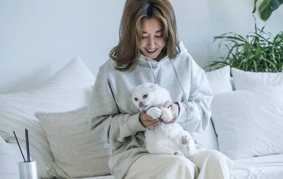 반려묘 흰둥이를 안고 춤을 추고 있는 '댄싱퀸' 김완선 씨. 김성룡 기자