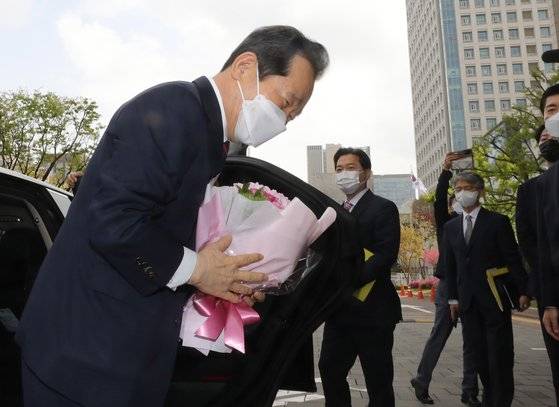 정세균 국무총리가 16일 서울 종로구 정부서울청사에서 열린 환송식을 마친 후 차량에 탑승하며 각 부처 장차관 및 직원들을 향해 인사하고 있다. 뉴스1