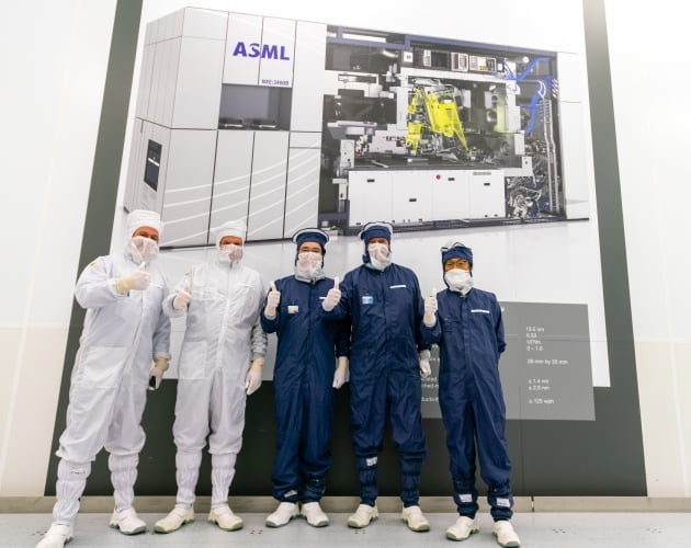 지난 10월 네덜란드 ASML을 방문한 이재용 삼성전자 부회장(가운데)과  김기남 삼성전자 부회장(왼쪽 다섯번째)이 피터 버닝크 ASML 대표(왼쪽 네번째)와 기념촬영을 하고 있다. 연합뉴스