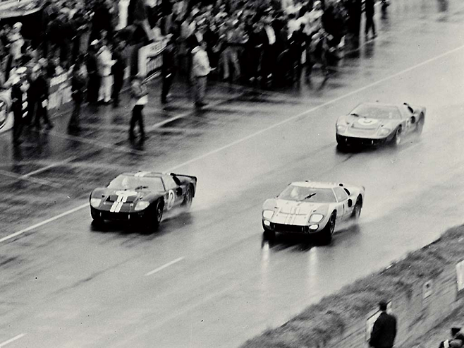 1966년 `르망 24시`에서 결승선을 통과하는 포드 GT40 3대가 나란히 질주하고 있다.