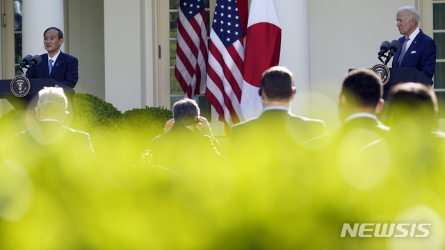 [워싱턴=AP/뉴시스]조 바이든 미국 대통령과 스가 요시히데 일본 총리가 16일(현지시간) 백악관에서 첫 정상회담을 마친 뒤 로즈가든에서 공동 기자회견을 하고 있다. 2021.04.17.