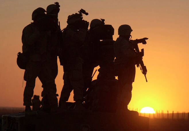 미 해병대원들이 아프간 칸다하르 국제공항 인근에서 순찰을 하고 있다. AP 통신
