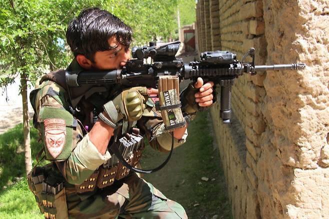 아프간군 특수부대원이 쿤두즈주에서 탈레반과 교전하고 있다. 신화·연합뉴스