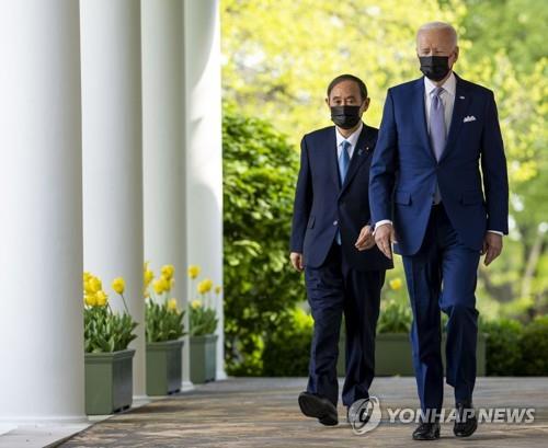 바이든 따라가는 스가 (워싱턴 EPA=연합뉴스) 현지시간 16일 오후 미국 백악관에서 조 바이든(오른쪽) 미국 대통령과 스가 요시히데(菅義偉) 일본 총리가 공동 기자회견장으로 향하고 있다.