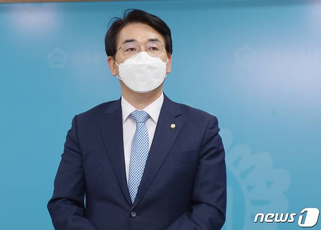 제20대 대통령 선거 출마를 선언한 박용진 더불어민주당 의원이 선거를 1년 앞둔 9일 "광주시민의 마음을 얻겠다"며 광주를 찾아 광주시의회 브리핑룸에서 기자회견을 하고 있다.2021.3.9/뉴스1 © News1 박준배 기자