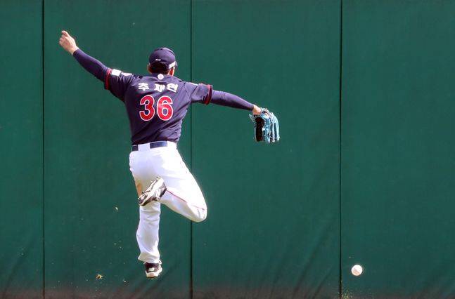 투수로 변신한 외야수 추재현.(자료사진) ⓒ 뉴시스