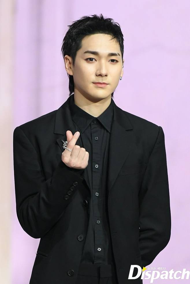 The group NUEST Aaron poses at the showcase of the release of the regular 2nd album Lucas Castrománize held at Yes24 Live Hall in Gwangjang-dong, Gwangjin-gu, Seoul.Aaron took the showcase position in a fit-up look.Meanwhile, NUEST will announce Lucas Castromán Size on various music sites at 6 p.m. today (19th).The title song Inside Out is a song of the Chill House genre that depicts the appearance of running to the opponent who pretended to be okay before the farewell but realized his true heart that he wanted to be with his opponent and was waiting for me.Its okay now.a healthy figure
