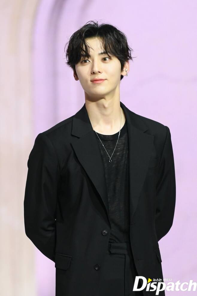 The group NUEST Min Hyon poses in a showcase for the release of his second album Lucas Castromán Size at Yes24 Live Hall in Gwangjang-dong, Gwangjin-gu, Seoul.Min Hyon caught the eye with an all-black outfit.Meanwhile, NUEST will announce Lucas Castromán Size on various music sites at 6 p.m. today (19th).The title song Inside Out is a song of the Chill House genre that depicts the appearance of running to the opponent who pretended to be okay before the farewell but realized his true heart that he wanted to be with his opponent and was waiting for me.in a black coatromanticism emperorapproximate visual