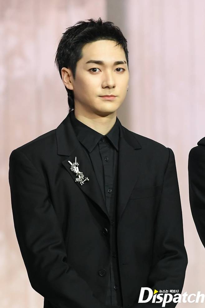 The group NUEST Aaron poses at the showcase of the release of the regular 2nd album Lucas Castrománize held at Yes24 Live Hall in Gwangjang-dong, Gwangjin-gu, Seoul.Aaron took the showcase position in a fit-up look.Meanwhile, NUEST will announce Lucas Castromán Size on various music sites at 6 p.m. today (19th).The title song Inside Out is a song of the Chill House genre that depicts the appearance of running to the opponent who pretended to be okay before the farewell but realized his true heart that he wanted to be with his opponent and was waiting for me.Its okay now.a healthy figure