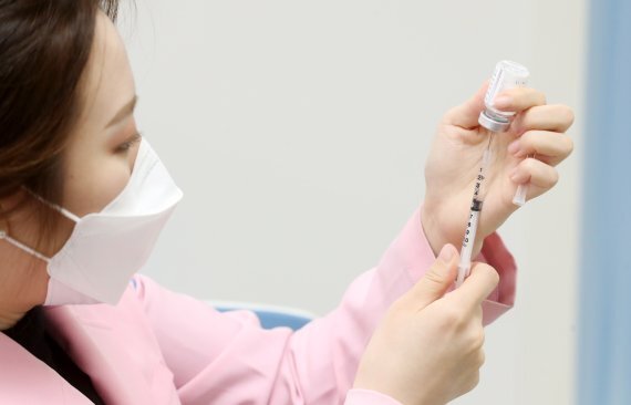 지난 2일 오전 서울 마포구보건소에서 의료진이 아스트라제네카 코로나19 백신을 주사기에 분주하고 있다. / 사진=뉴스1