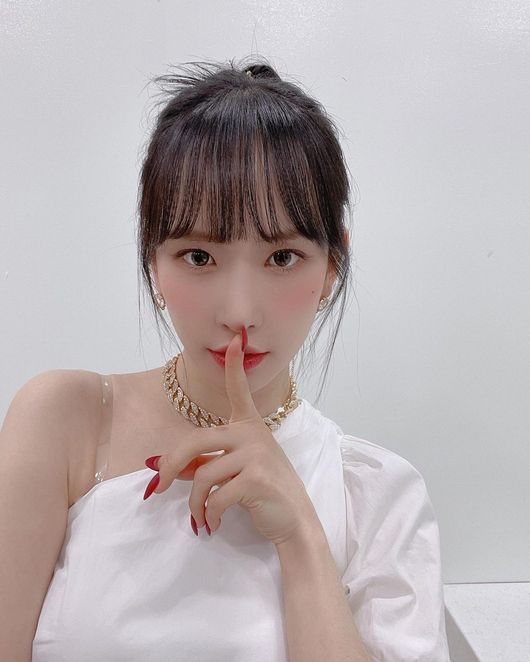 WJSN SEOLA has turned into a pure white Goddess.On the afternoon of the 19th, WJSN SEOLA posted two selfies on personal SNS, saying, Thats the Secret then!WJSN SEOLA in the photo is showing off its sophisticated luxury with white and gold.SEOLA has also given points to RED color nail art and RED lip, bringing it to its deadly charm.In addition, WJSN SEOLA shook the hearts of global fans, boasting transparent skin without any blemishes, sparkling eyes, and a smallpox just before extinction.On the other hand, WJSN, which belongs to SEOLA, released a new mini album UNNATURAL on the 31st of last month.WJSN SEOLA SNS