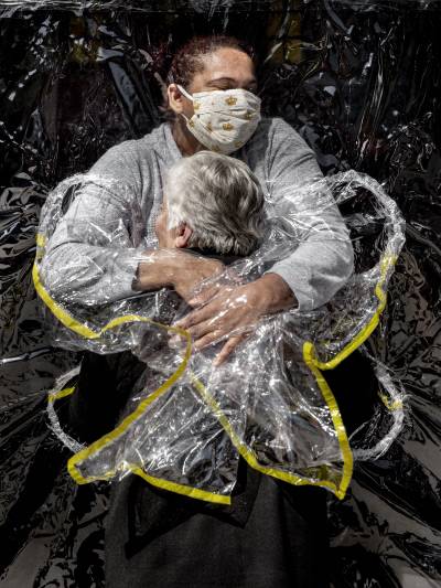 덴마크 사진기자인 매드 니슨(Mads Nissen)의 ‘첫 포옹’. 사진제공= World Press Photo