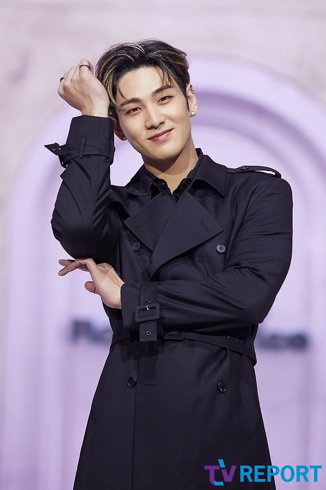 The group NUEST Baekho poses at the showcase of the release of his second album Romanticize at Yes24 Live Hall in Gwangjang-dong, Seoul, on the afternoon of the 19th.On the other hand, the title song Inside Out (INSIDE OUT) is a song of the Chill House genre that depicts the appearance of running to the opponent who is waiting for me, realizing his true heart that he wants to be with his opponent,