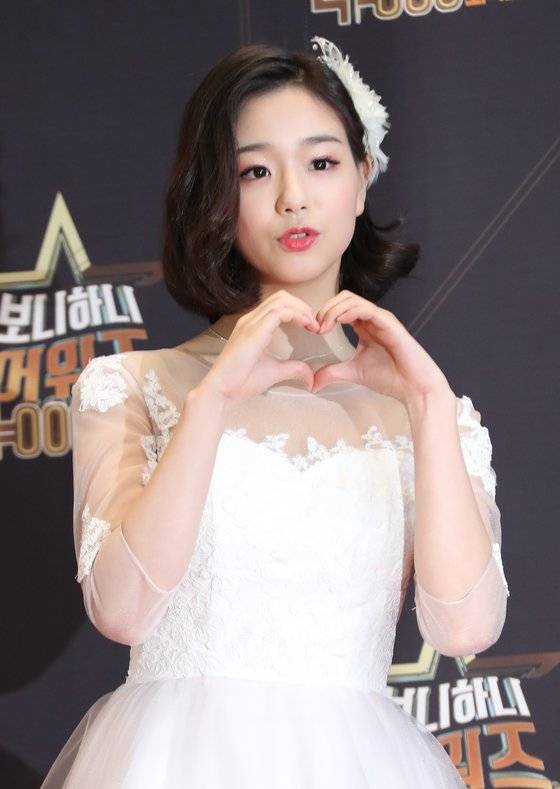 이의웅과 김채연이 29일 오후 경기도 고양시 EBS 본사에서 열린 '생방송 톡!톡! 보니하니' 4000회 특집 보니하니 어워즈 레드카팻 행사에 참석해 포즈를 취하고 있다. 일산=김진경 기자 kim.jinkyung@jtbc.co.kr/2019.11.29/