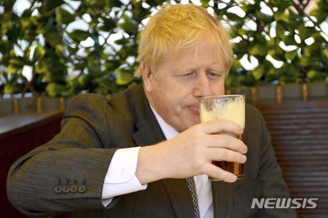 [울버햄프턴=AP/뉴시스]보리스 존슨 영국 총리가 19일(현지시간) 중부 울버햄프턴의 한 펍을 방문해 야외에서 맥주를 마시고 있다. 2021.4.20.