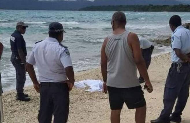 지난 11일(현지 시각) 남태평양 바누아투의 에파테섬 해변에서 발견된 시신. RNZ 캡처