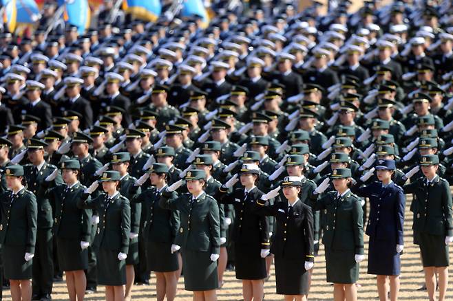 합동임관식에서 소위 계급장을 단 신임 장병들의 모습 ⓒ연합뉴스