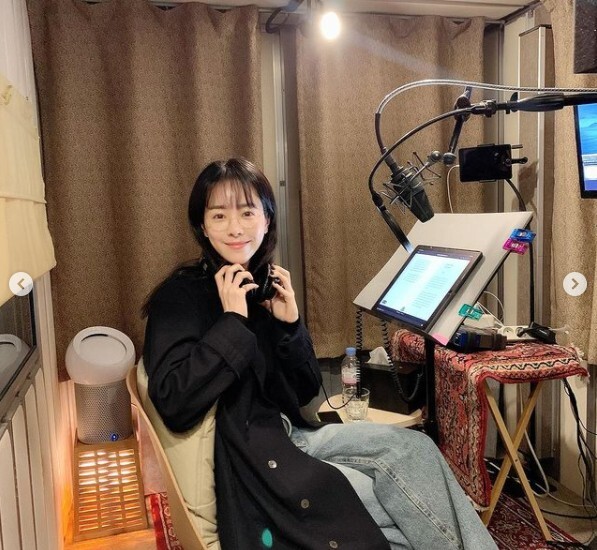 Actor Han Ji-min has revealed the recent charm of luscious charm.Han Ji-min recorded an audio book of I am a good person by Buddhist monk Jung-ryun on his Instagram on the 20th.Please listen to it through Naver Audio clip. The photos posted together show Han Ji-min holding a book by the Buddhist monk and smiling brightly in the recording room.Han Ji-min, who wears jeans in a barbaric coat, is admirable with her unprepared beauty, which also digests her glasses purely and lusciously.Meanwhile, Han Ji-min met fans through the movie Joe released last year.