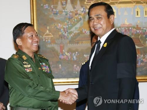 약 4년 전 악수하는 민 아웅 흘라잉(왼쪽)과 쁘라윳 짠오차 총리 민 아웅 흘라잉(왼쪽) 미얀마군 최고사령관과 쁘라윳 짠오차 태국 총리.2017.8.30 (자료사진)  [EPA=연합뉴스]