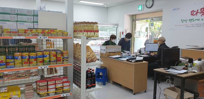 /조유진 기자 19일 오전 서울 영등포구 '영원마켓'에 생필품과 식료품이 진열돼 있다.