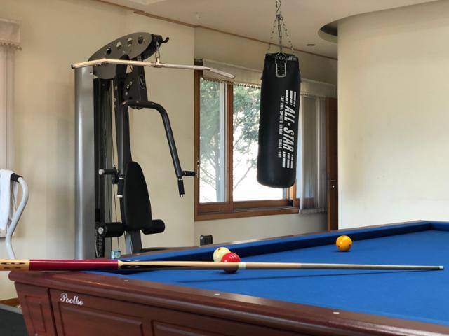 3월 31일 강원도 원주 부론면 소재의 건설브로커 윤중천씨가 소유했던 별장 내부 모습. 당시 사용했던 당구대, 운동기구 등이 남아 있다. 원주=이승엽 기자