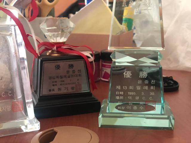 3월 31일 강원도 원주 부론면 소재의 건설브로커 윤중천씨가 소유했던 별장 내부 모습. 윤씨의 이름이 적힌 친목 골프대회 우승 트로피가 방치돼 있다. 원주=이승엽 기자