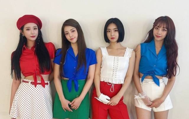 그룹 브레이브걸스 맴버인 민영 유정 유나 은지(왼쪽부터). 이들의 2017년 곡인 ‘롤린’이 유튜브 영상으로 흥행하면서 역주행해 각종 음원 차트 1위에 올랐다. 인스타그램 캡처
