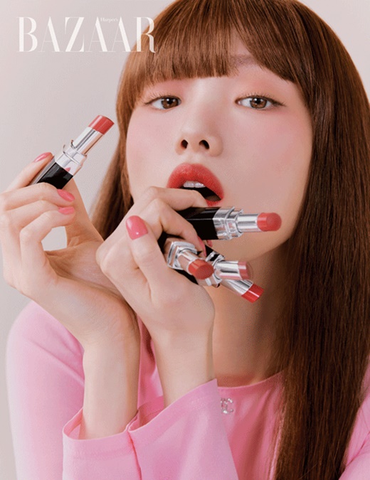 Actor Lee Sung-kyung showed off her bland visualsThis picture, which was held with magazine Harpers Bazaar, captures the lively Lee Sung-kyung in the beautiful season.Lee Sung-kyung in the public picture shows a colorful charm with a vivid color and a glittering texture Lipstick.When you apply a brilliant RED lip to your clean, bright skin, it is as fresh as a fresh apple, while it is more alluring when you apply a subtle lip color to a dark eye make-up.Lee Sung-kyung also impressed my field staff by digesting makeup in a completely different atmosphere.Lee Sung-kyung, who said he liked Lipstick the most among the usual makeup items, also revealed his makeup tips, saying that one RED Lipstick, which shines even in the face, looks clearer.Lee Sung-kyung showed a professional appearance by monitoring meticulously at the shooting scene, but he also played with Lipstick and led the atmosphere of the scene happily.Meanwhile, Lee Sung-kyungs pictures and videos can be found in the May issue of Harpers Bazaar, website and Instagram.