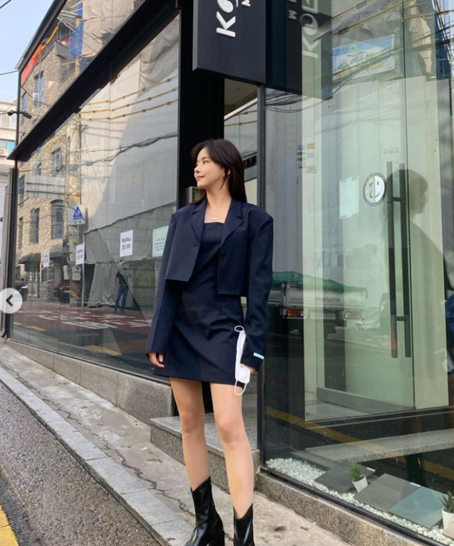 Actor Han Bo-reum boasted of her beauty after her Hair style transformation.Han Bo-reum posted a photo on April 21 with an article entitled Chima (Mr. Sung-won takes a picture) for a long time on his personal instagram.In the photo, Han Bo-reum poses in a black set-up two-piece, showing off her superior genes with a long stretch of legs.The recently transformed Hair style of the middle foot made it look chic.Lee Yeon-bok, who saw this, commented, Wow ~ the full moon is really beautiful. Han Bo-reum left a reply saying Chef.On the other hand, Han Bo-reum appears as the first guest of SBS FiL and NQQ Banca Road.