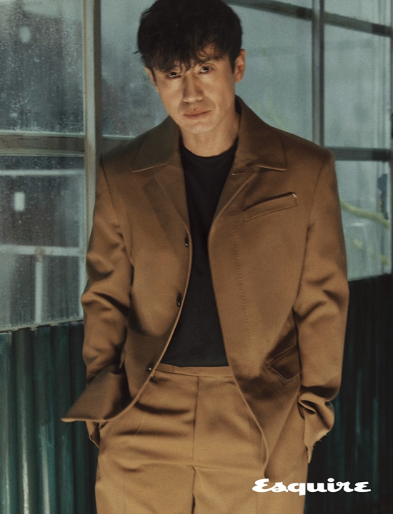 Actor Shin Ha-kyun praised the author, director and actors of Monster.Shin Ha-kyun decorated the May 2021 issue of the mens fashion and lifestyle magazine Esquire with a stunning picture and interview.Shin Ha-kyun said, The group god in Manyang butcher in episode 2 was one of the most difficult homework.In fact, while I am convinced that Gangjin High School is the criminal, there is a scene in which Lee Dong-sik enters the butcher shop where everyone, including Gangjin High School, is gathered.How do we express this screen? I thought that if we can get over this screen well, our story can flow well.Shin Ha-kyun said, The cast was really good at Acting. I was surprised to see Choi Sung-eun, Choi Sung-hoon, and Kim Shin-roks Acting, except Chun Ho-jin and Gil Hae-yeon.I was surprised to see the first script last year and it was so fun that the director and the writer were Monster, he said.Ive given the director a directive, knowing exactly how to take it and what point to give it strength, even though I havent done a lot of work, said Sim, who directed the production.He also said, I took a god from the beginning to the end.I took all the actions of the screen from the beginning to the last ambassador at once without breaking it, he said. I took two cameras that I was so aware of, and I edited it.The May 2021 issue of Esquire, which Shin Ha-kyun painted, will be available at bookstores from the 23rd and can be found on the Esquire Korea website.Photo = Esquire