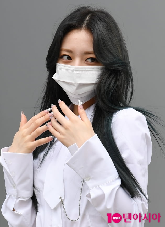 Group ITZY (Yezi, Lia, Ryujin, Chaeryeong, Yuna) Yuna has a photo time on her way to work before attending the recording of JTBC entertainment program Knowing Brother at JTBC Studio Mountain in Janghang-dong, Goyang-si, Gyeonggi-do on the afternoon of the 22nd.