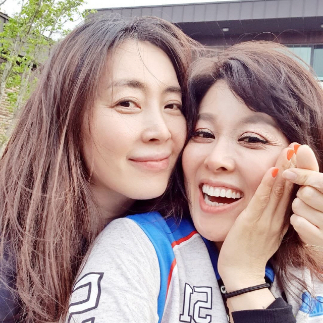 Musical actor Hong Ji-min boasted of his Super Real friendship with his best friend Song Yoon-ah.Hong Ji-min posted a video and a photo taken with Song Yoon-ah, who met in Jeju Island recently on his Instagram on the 21st.Hong Ji-min and Song Yoon-ah posed affectionately with each other face-to-face with a pleasant smile.Hong Ji-min said, I am late because I am not ready to take care of it.It is always as easy as it is when I meet suddenly. I do not eat because I do not eat. I can not eat.My body and my heart, he wrote.We met with the work On Air. You have been a great force and courage for me since the drama started.I broke up and suddenly I was tearful and suddenly I was angry. Why is it nowadays? Meanwhile, Hong Ji-min married in 2006 and has two daughters under her belt; she succeeded in losing 32kg of weight after giving birth to her second daughter, which made headlines.