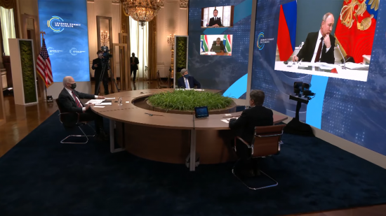에마누엘 마크롱 프랑스 대통령의 발언이 기술적 문제로 중단된 후 화면에 등장한 블라디미르 푸틴 러시아 대통령이 주변을 두리번거리고 있다.