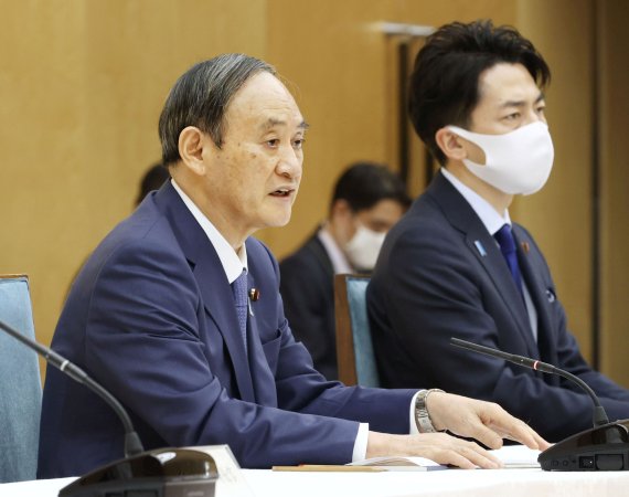 스가 요시히데 일본 총리가 22일 일본 정부의 기후온난화 대책본부 회의에 참석해 발언을 하고 있다. 로이터 뉴스1