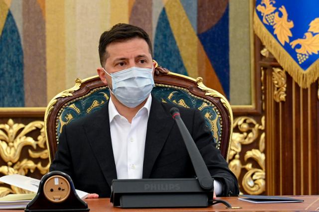 볼로디미르 젤렌스키 우크라이나 대통령이 15일 수도 키예프에서 국가안보ㆍ국방위원회 회의를 주재하고 있다. 키예프=AP 연합뉴스