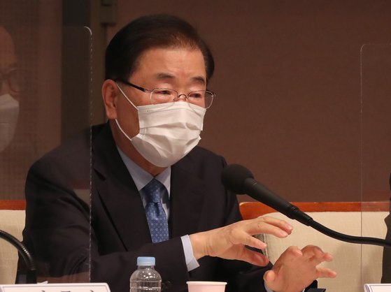 정의용 외교부 장관이 21일 서울 프레스센터에서 열린 관훈토론회에서 패널들의 질문에 답변하고 있다. 연합뉴스