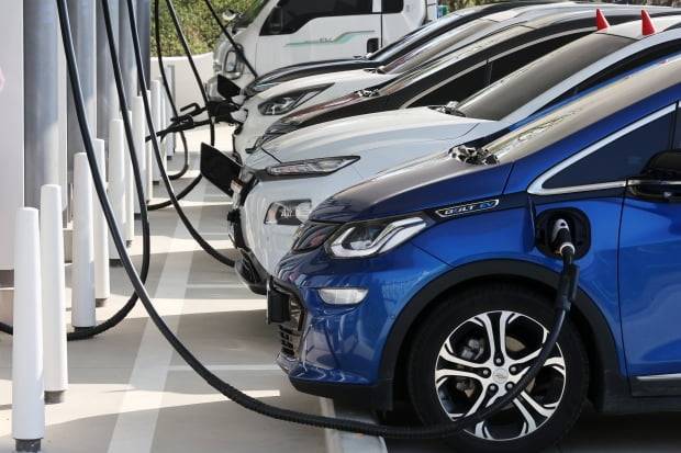 경기도 안성시 원곡면 경부고속도로 안성휴게소 서울 방향에 설치된 초고속 전기차 충전소./ 사진=뉴스1