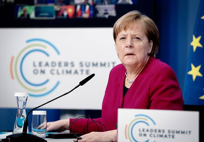 앙겔라 메르켈 독일 총리가 22일(현지시간) 화상으로 개최된 기후정상회의에서 연설하고 있다. [EPA]