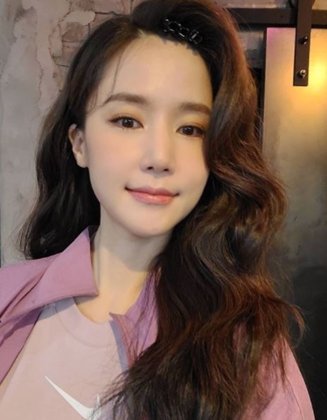 Actor Gong Hyun-joo showed off her Little Mermaid-like figure.On April 22, Gong Hyun-joo posted a picture on his personal instagram with an article entitled Please put it in a wave bread.The photo shows Gong Hyun-joo boasting a neat figure, and the distinctive features that stand out without colorful makeup are admirable.The hairstyle, which is thickly waved as the Gong Hyun-joo wishes, also attracts attention, as if it reminds me of The Little Mermaid.Meanwhile, Gong Hyun-joo married a non-entertainment man, one year older, in 2019.It will appear on TVNs new drama High Class scheduled to air this year.
