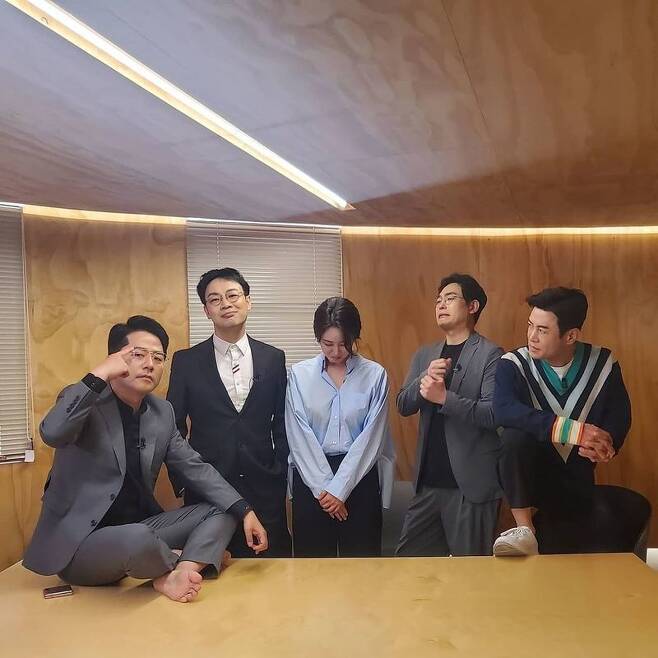 Shin Ah-yeong, a former announcer, made a meaningful statement.Shin Ah-yeong wrote on his instagram on April 22, #Formedian went to the quiz show and came # I was a shithead.In the photo, there is a picture of Shin Ah-yeong bowing his head with both hands gathered between Kim Dae-hee Kim Jun-ho Kwon Jae-gwan Young Jin Park.Among them, Kwon Jae-gwan commented, Ask me if you have any questions all the time ~ Im really okay! Shin Ah-yeong said, No, its really okay.Pomedian is a YouTube channel name run by broadcasters Kim Dae-hee, Kim Jun-ho, Kwon Jae-kwan and Young Jin Park.Here, Shin Ah-yeong is being revealed together, and the curiosity toward it is amplified.Meanwhile, Shin Ah-yeong joined SBS ESPN (now SBS Sports) announcer in 2013 after graduating from Harvard Universitys history department.Shin Ah-yeong, who turned freelancer the following year, took on a number of broadcast programs and announced his name.