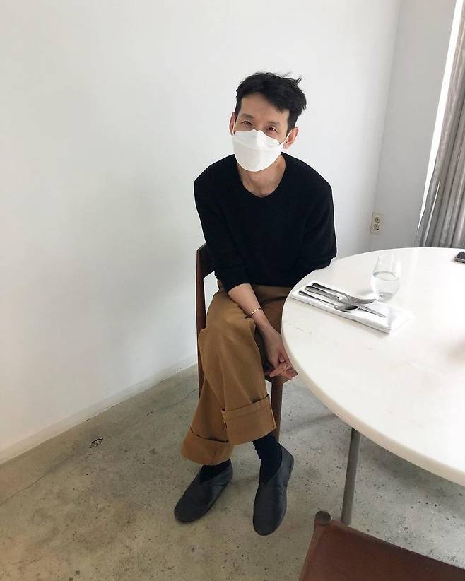 Actor Bong Tae-gyus wife and photographer Park Hasisi has revealed her infinite affection for Husband.Park Hasisi posted a picture on his instagram on April 22 with an article entitled My Husband is more than flowers.In the photo, Bong Tae-gyu is looking at Park Hasisis camera with a mask in a casual dress.More than half of the face is covered in the mask, but the eyes of the wife alone make me feel love and admire.As Bong Tae-gyu, who is famous for wearing well, the fashion sense that blends like a picture as if it is not decorated attracts attention.Meanwhile, Bong Tae-gyu married photographer Park Hasisi in 2015 and has one male and one female.Bong Tae-gyu also appeared on KBS 2TV Childcare Entertainment program Superman Returns in 2019 and released his daily life with two children.Bong Tae-gyu has been loved by Lee Kyu-jin in SBS Penthouse 2 which ended on April 2, 2021, and will also appear in Penthouse 3 which will be aired in June.Also on the show, Bong Tae-gyu is on the verge of appearing on the SBS Conspiracy story talk show You Are Harsh.