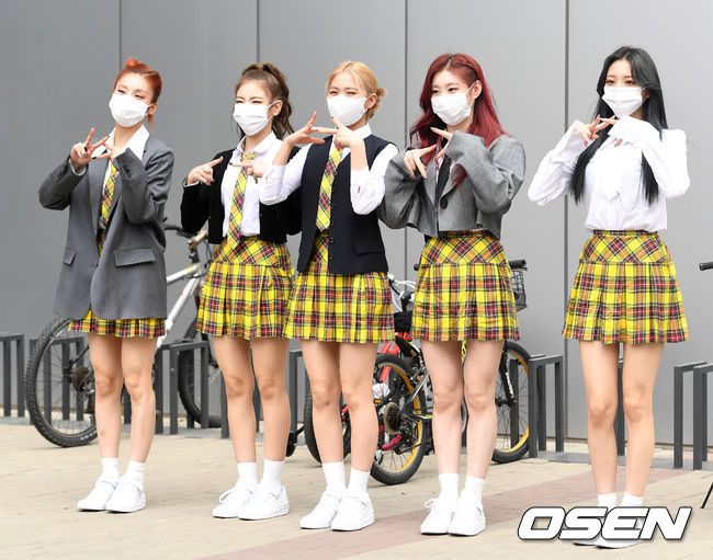 On the afternoon of the 22nd, Knowing Brother recording was broadcast at the Gyeonggi Province Goyang Ilsandong-gu JTBC studio.Group ITZY is posing for reporters as they head to the recording studio.