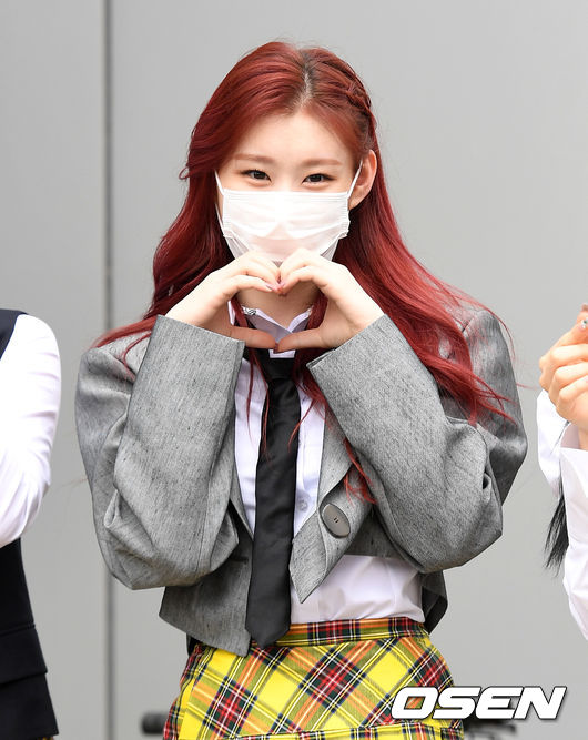 On the afternoon of the 22nd, Knowing Brother recording was broadcast at the Gyeonggi Province Goyang Ilsandong-gu JTBC studio.Group ITZY Chaeryeong poses for reporters as they head to the recording studio.