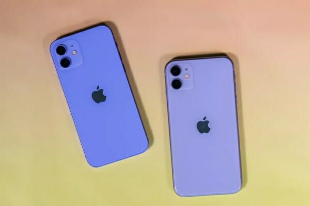 왼쪽은 아이폰12 퍼플, 오른쪽이 아이폰11 라벤더 색상이다. (사진=씨넷)