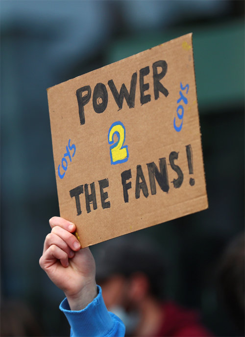 잉글랜드 축구팬이 슈퍼리그에 참가할 것으로 알려졌던 토트넘 구단 앞에서 ‘팬들에게 권력을’이라는 구호가 적힌 피켓을 들고 슈퍼리그 반대 시위를 하고 있다. 런던=AP 뉴시스