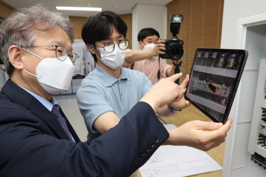 권칠승 중기부 장관(왼쪽)이 23일 서울 강남에 위치한 가상융합기술 혁신기업인 맥스트를 방문해 증강현실(AR)·가상현실(VR) 등에 대해 설명을 듣고 있다.



중기부 제공