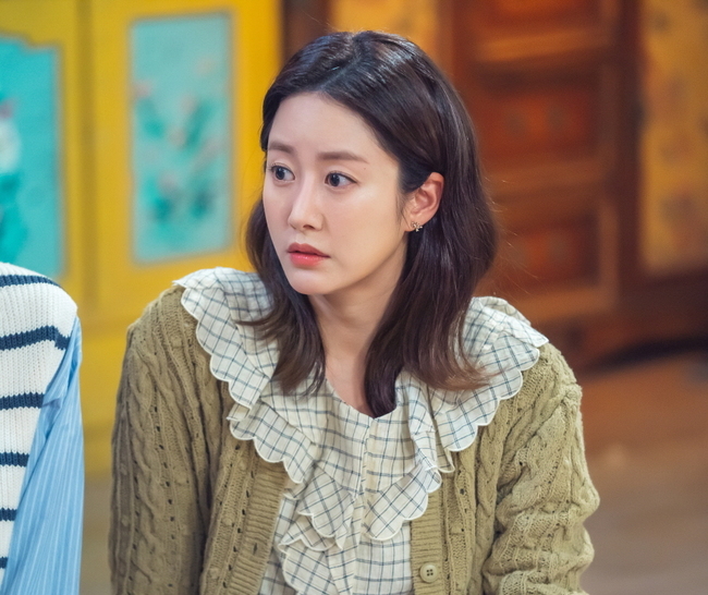 KBS 2TV weekend drama OK Photon Mae Hong Eun Hee Jeon Hye-bin Ko Won-hee was hit by Lovers Vanished.On April 23, OK Photon Mae released SteelSeries of Lee Kwang-nam, Lee Kwang-sik (Jeon Hye-bin) and Lee Kwang-tae (Ko Won-hee).In the 10th episode that was recently broadcast, the late Photon Mae aunt Oh Bong-ja (Lee Bo-hee) was shocked by the house theater with a Great Reversal Ending, which was arrested as the criminal of the murder of the five-man.A high school girl who said that the person in the CCTV wearing the raincoat was a woman pointed to Oh Bong-ja.Im not really, said Oh Bong-ja, who expressed his injustice, and Lee Cheol-soo (Yoon Joo-sang), Lee Kwang-sik and Otangja (Kim Hye-sun), who looked at Oh Bong-ja in a complex and complex feeling.Hong Eun Hee Jeon Hye-bin Ko Won-hee is standing in front of his fathers Trunk, which contains various doubts in SteelSeries.Lee Kwang-sik and Lee Kwang-tae gather opinions in front of his father Lee Chul-soos Trunk.Lee Kwang-nam, who has expressed his anxious eyes, Lee Kwang-sik, who shows his curiosity, and Lee Kwang-tae, who showed his determination as if he had made a decision, are showing different reactions.Lee Kwang-tae, who is holding a hammer and putting it down to Trunk, is unfolding, and Lee Chul-soos Trunk, which was closed, will be opened and what will be the stuff in Trunk?The three actors are doing their best to make good use of the taste of the ambassador and the texture of the scene without missing a small detail.The flow is also very high due to the active breathing of the three Photon Maes, he said. Please watch if Pandoras box and his fathers Trunk, which have caused many suspicions and questions, will finally open.