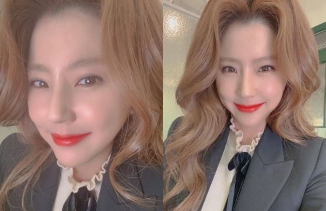 Actor Yoon Mi Lee boasted a rich hair.Yoon Mi Lee wrote on his personal Instagram account on April 23, Im going to make hair at the hair salon in the morning, and the staff feel that Ive changed.The photo, which was released along with this, shows Yon Mi Lee showing off his rich hair.The charm of the pale color that is boasted with makeup that is a point to the neat costume attracts attention.Yoon Mi Lee said, In the past, I was proud of my abundance, but I was worried about my hair, which was crazy after childbirth.When I received a lot of stress, I also had a circular hair loss. I know because I have been very stressed and worried.Every time I close my head, I am really surprised and the time to sigh becomes worse. 